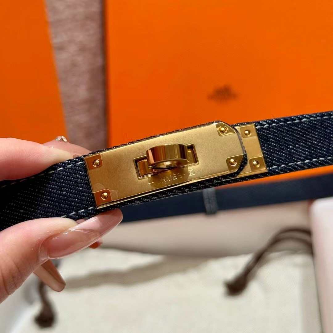 H家新款凯莉腰带Hunter牛皮腰带，搭配镀钯kelly皮带扣，借助巧妙的可调节设计，可以将腰带系于腰间