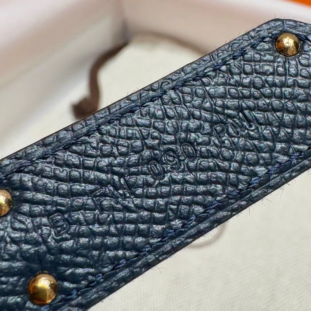 H家新款凯莉腰带Hunter牛皮腰带，搭配镀钯kelly皮带扣，借助巧妙的可调节设计，可以将腰带系于腰间