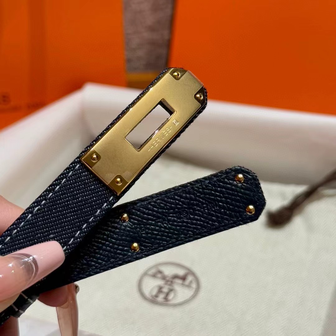 H家新款凯莉腰带Hunter牛皮腰带，搭配镀钯kelly皮带扣，借助巧妙的可调节设计，可以将腰带系于腰间