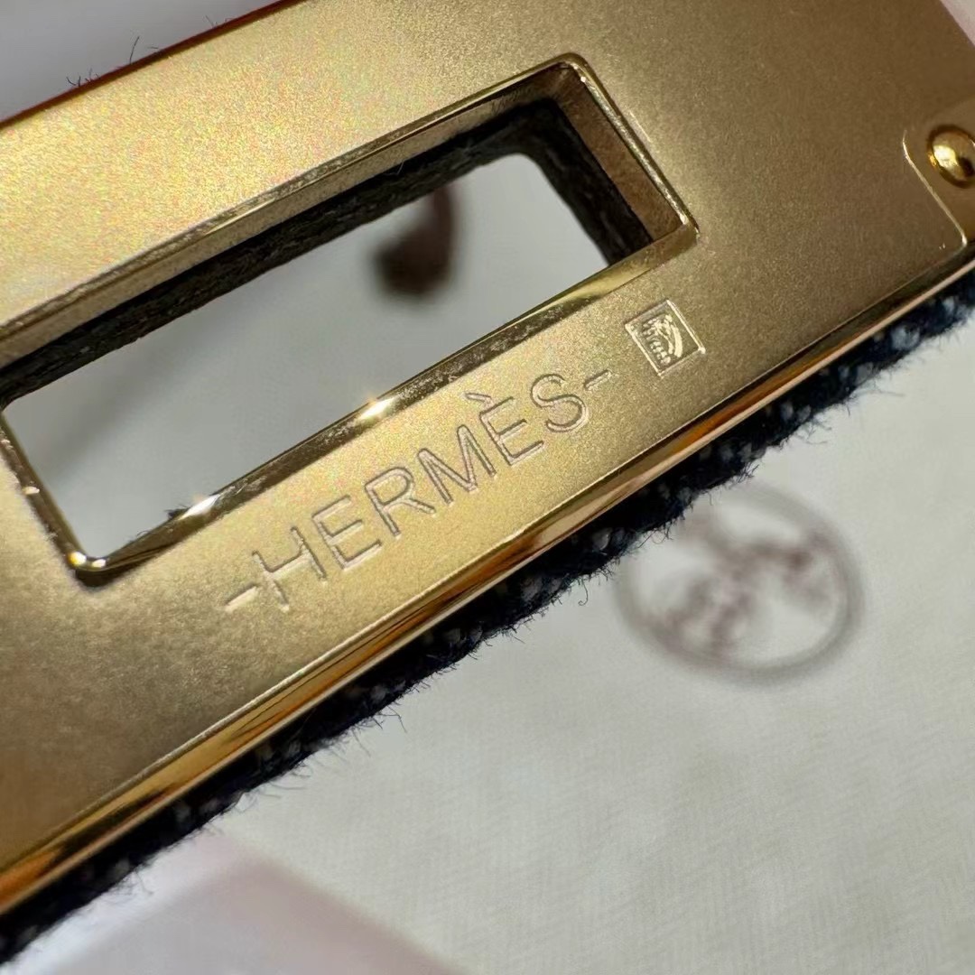 H家新款凯莉腰带Hunter牛皮腰带，搭配镀钯kelly皮带扣，借助巧妙的可调节设计，可以将腰带系于腰间