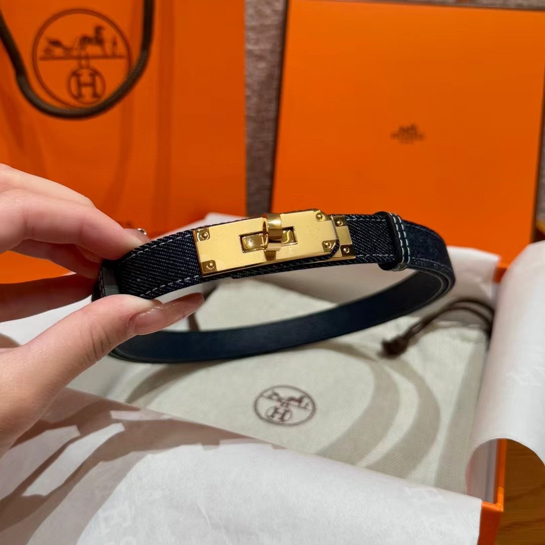 H家新款凯莉腰带Hunter牛皮腰带，搭配镀钯kelly皮带扣，借助巧妙的可调节设计，可以将腰带系于腰间