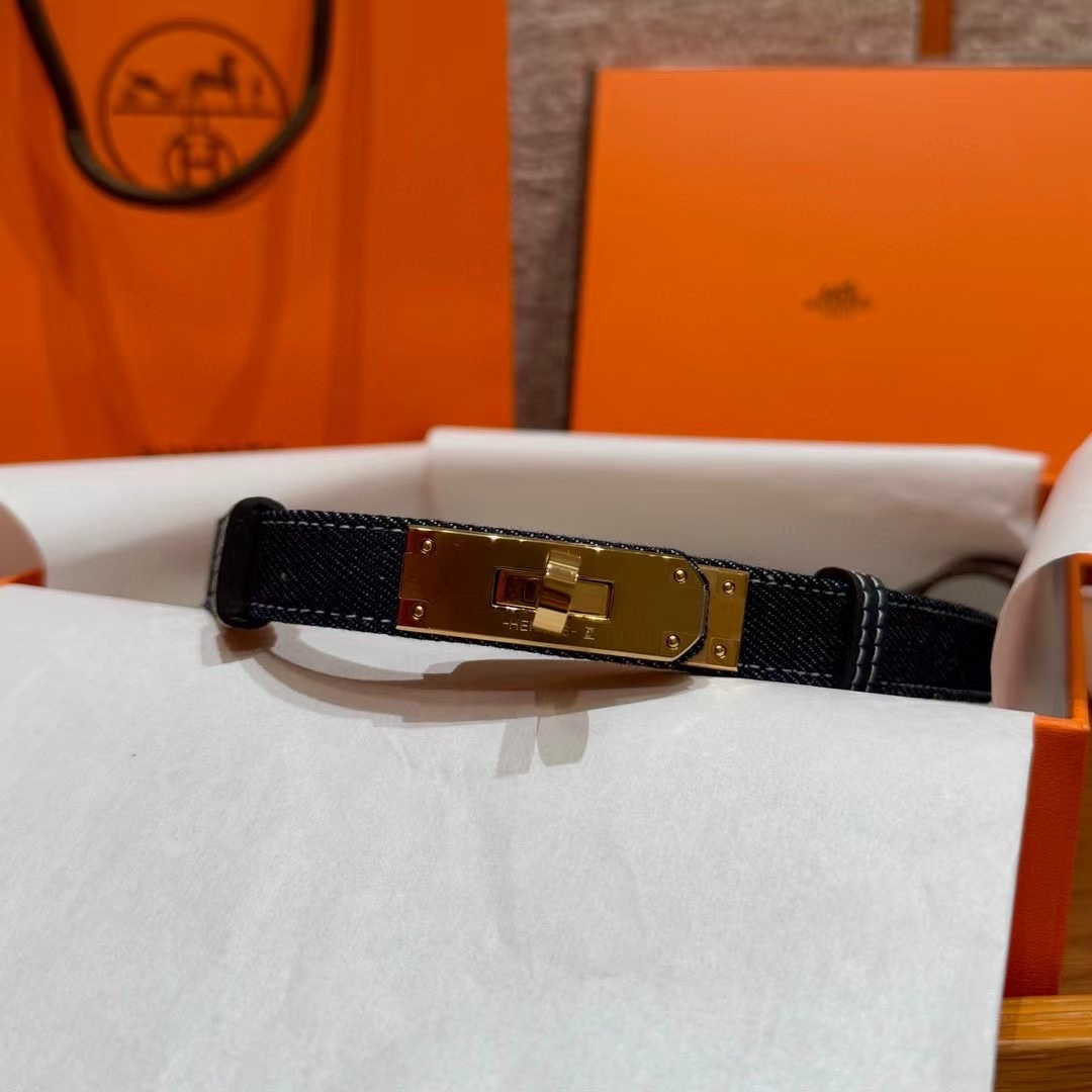 H家新款凯莉腰带Hunter牛皮腰带，搭配镀钯kelly皮带扣，借助巧妙的可调节设计，可以将腰带系于腰间