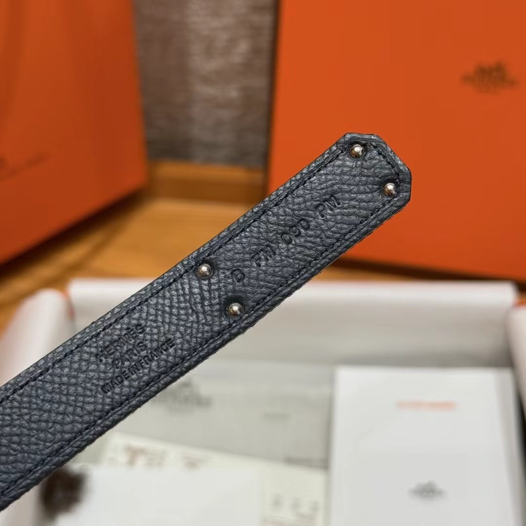 H家新款凯莉腰带Hunter牛皮腰带，搭配镀钯kelly皮带扣，借助巧妙的可调节设计，可以将腰带系于腰间