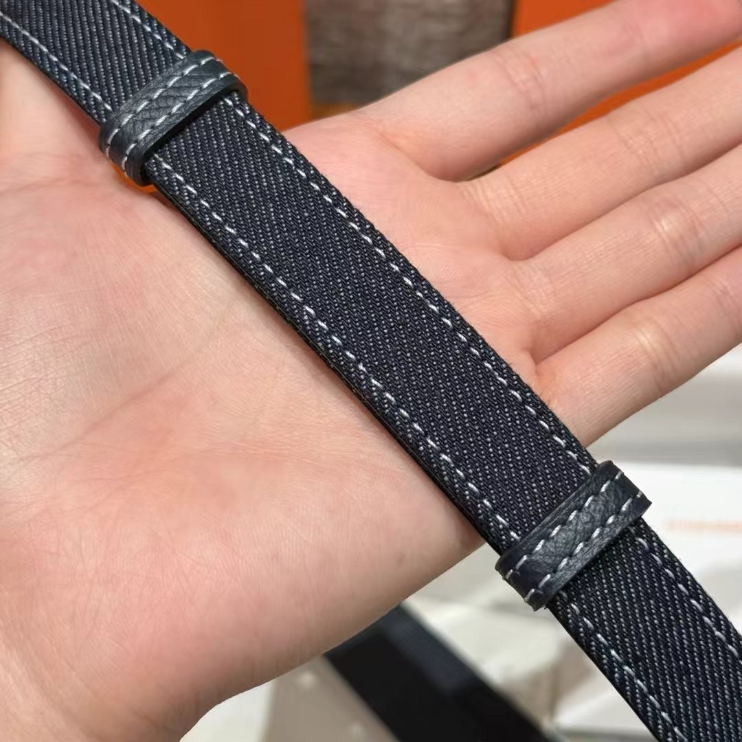 H家新款凯莉腰带Hunter牛皮腰带，搭配镀钯kelly皮带扣，借助巧妙的可调节设计，可以将腰带系于腰间