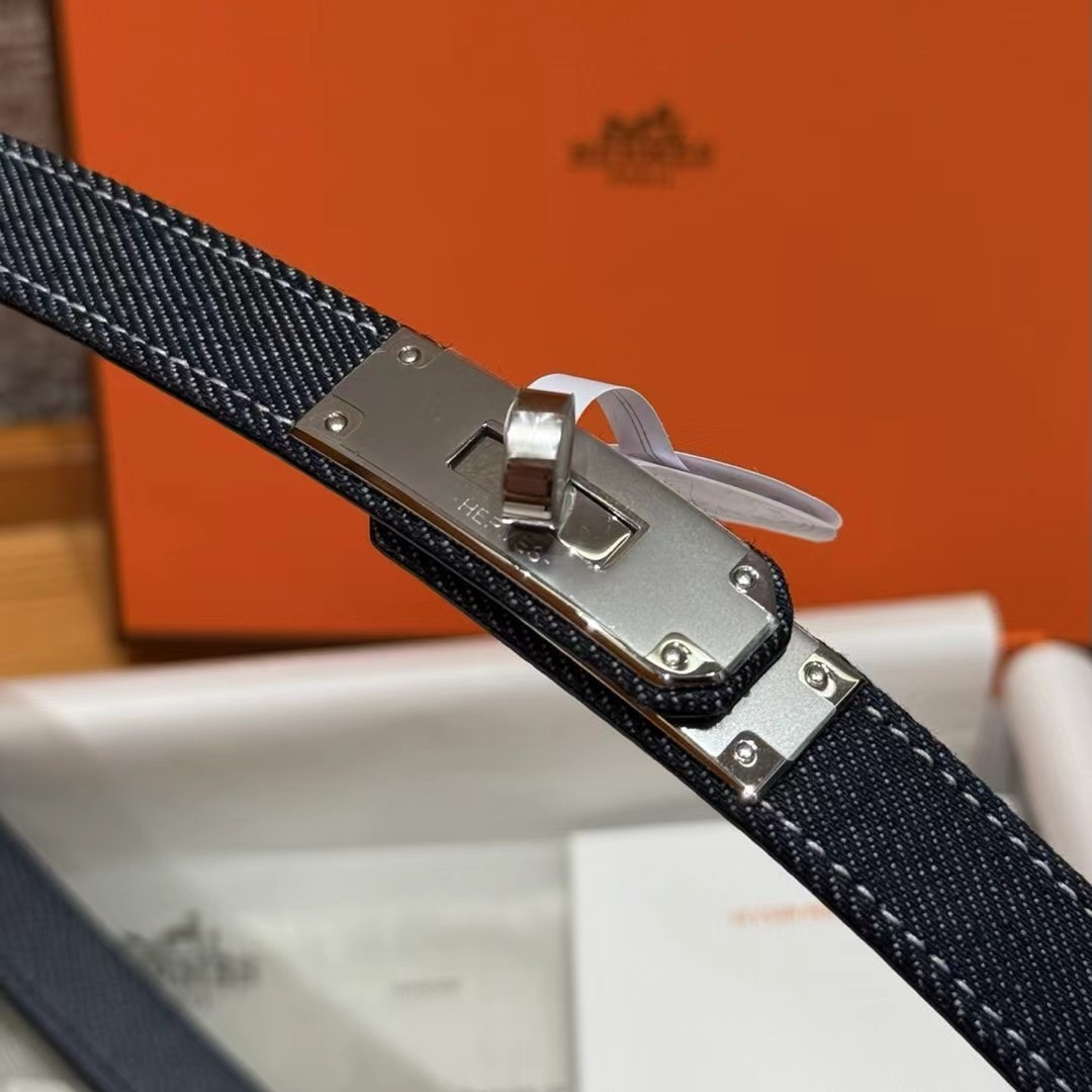 H家新款凯莉腰带Hunter牛皮腰带，搭配镀钯kelly皮带扣，借助巧妙的可调节设计，可以将腰带系于腰间