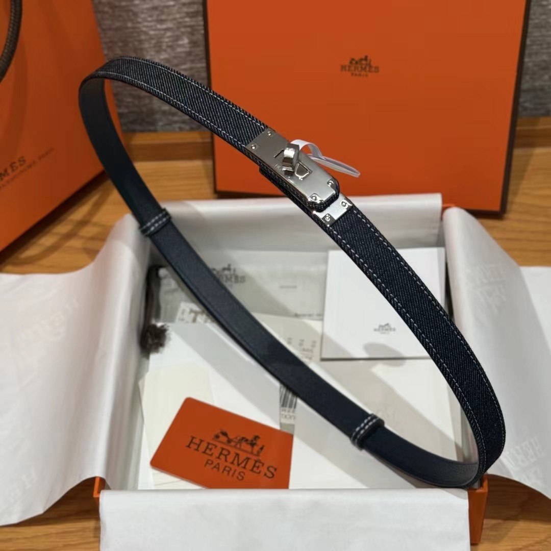 H家新款凯莉腰带Hunter牛皮腰带，搭配镀钯kelly皮带扣，借助巧妙的可调节设计，可以将腰带系于腰间