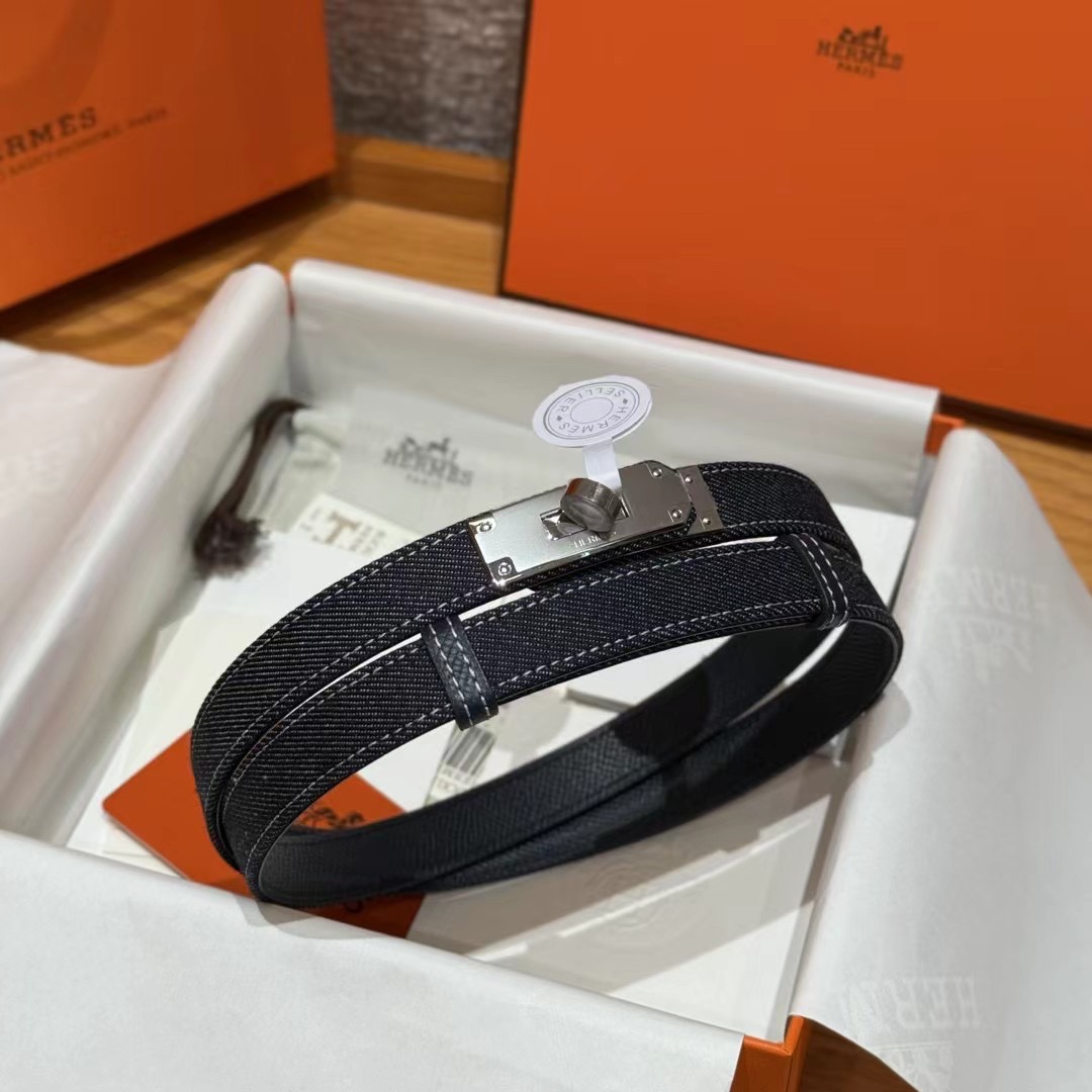 H家新款凯莉腰带Hunter牛皮腰带，搭配镀钯kelly皮带扣，借助巧妙的可调节设计，可以将腰带系于腰间