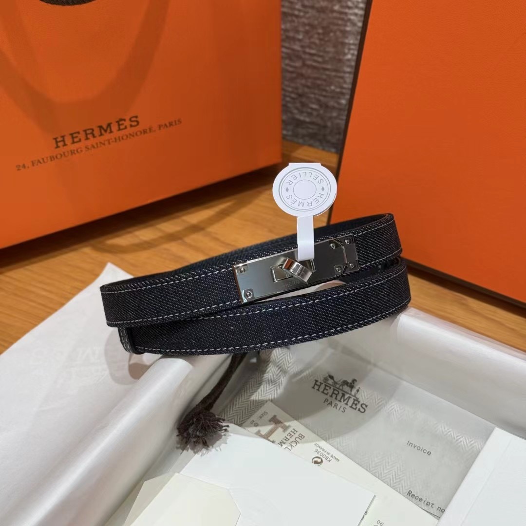 H家新款凯莉腰带Hunter牛皮腰带，搭配镀钯kelly皮带扣，借助巧妙的可调节设计，可以将腰带系于腰间