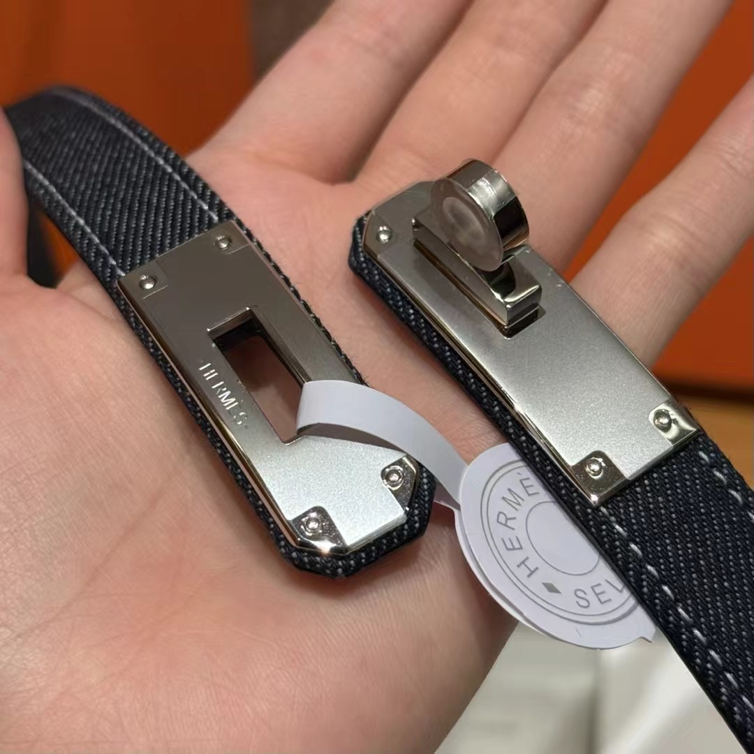 H家新款凯莉腰带Hunter牛皮腰带，搭配镀钯kelly皮带扣，借助巧妙的可调节设计，可以将腰带系于腰间