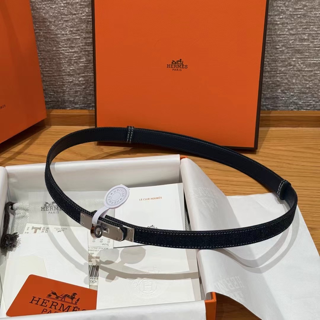 H家新款凯莉腰带Hunter牛皮腰带，搭配镀钯kelly皮带扣，借助巧妙的可调节设计，可以将腰带系于腰间