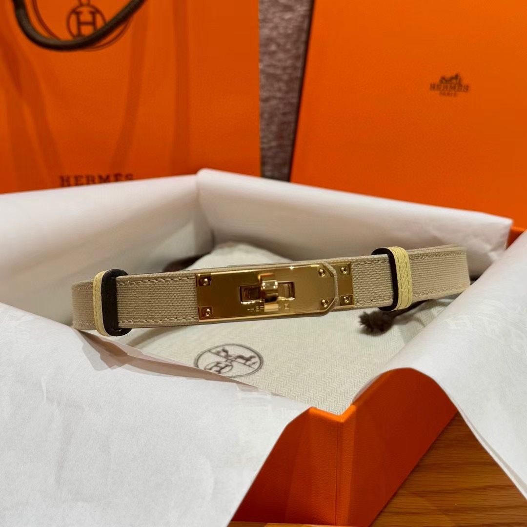 H家新款凯莉腰带Hunter牛皮腰带，搭配镀钯kelly皮带扣，借助巧妙的可调节设计，可以将腰带系于腰间