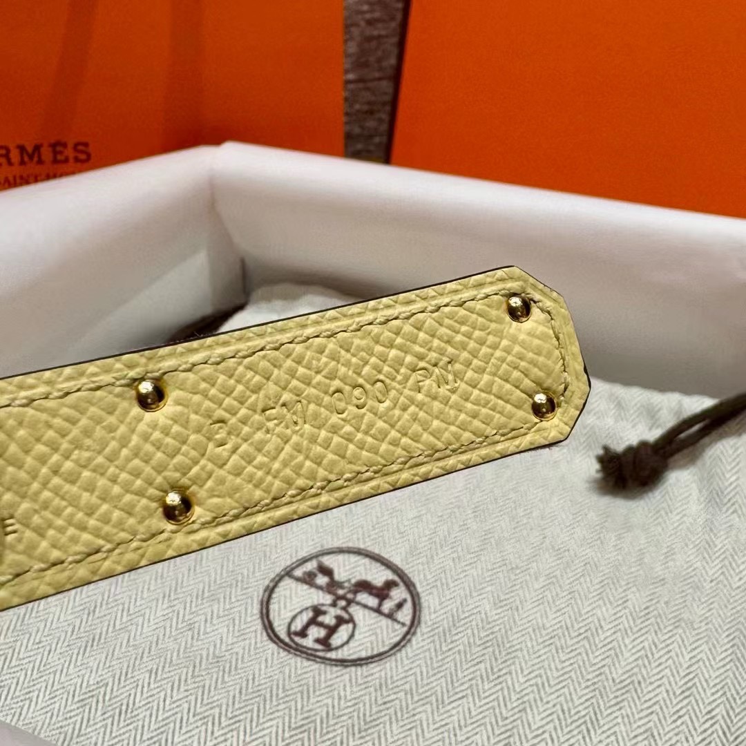 H家新款凯莉腰带Hunter牛皮腰带，搭配镀钯kelly皮带扣，借助巧妙的可调节设计，可以将腰带系于腰间