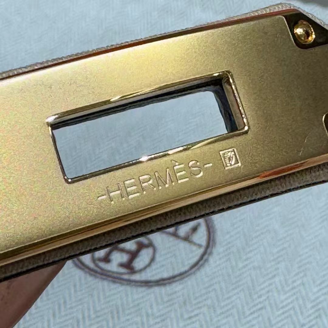 H家新款凯莉腰带Hunter牛皮腰带，搭配镀钯kelly皮带扣，借助巧妙的可调节设计，可以将腰带系于腰间