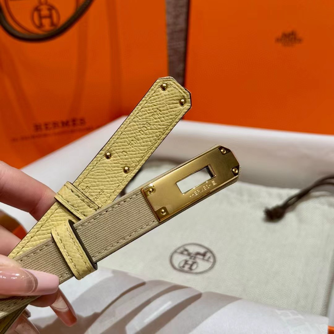 H家新款凯莉腰带Hunter牛皮腰带，搭配镀钯kelly皮带扣，借助巧妙的可调节设计，可以将腰带系于腰间