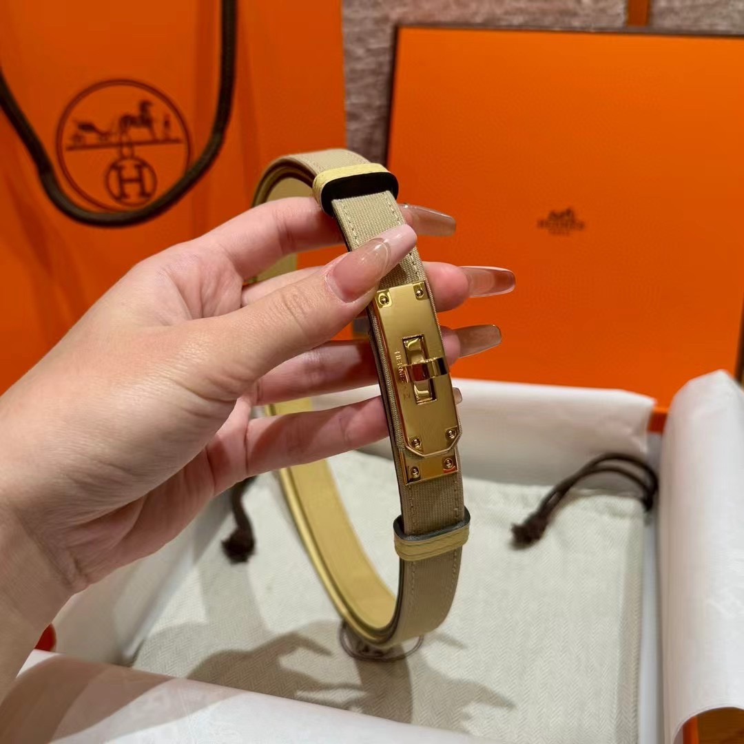 H家新款凯莉腰带Hunter牛皮腰带，搭配镀钯kelly皮带扣，借助巧妙的可调节设计，可以将腰带系于腰间