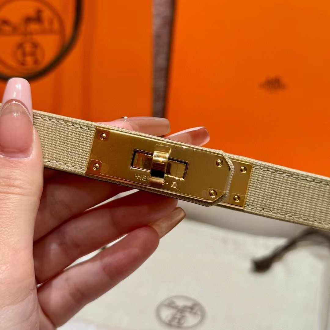 H家新款凯莉腰带Hunter牛皮腰带，搭配镀钯kelly皮带扣，借助巧妙的可调节设计，可以将腰带系于腰间