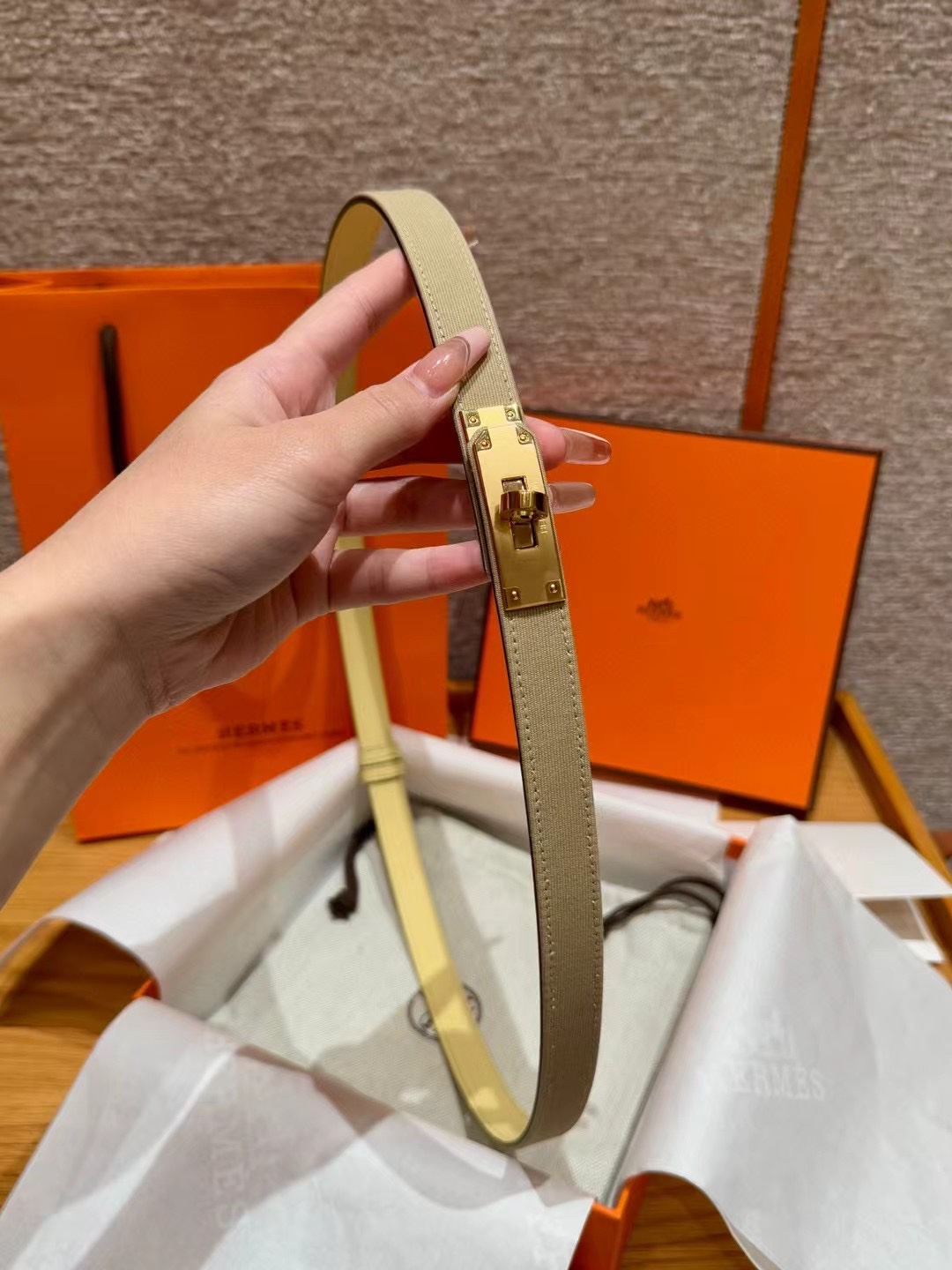 H家新款凯莉腰带Hunter牛皮腰带，搭配镀钯kelly皮带扣，借助巧妙的可调节设计，可以将腰带系于腰间