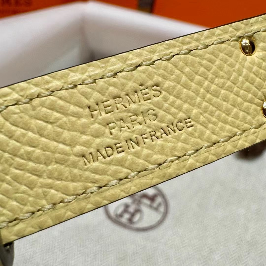 H家新款凯莉腰带Hunter牛皮腰带，搭配镀钯kelly皮带扣，借助巧妙的可调节设计，可以将腰带系于腰间