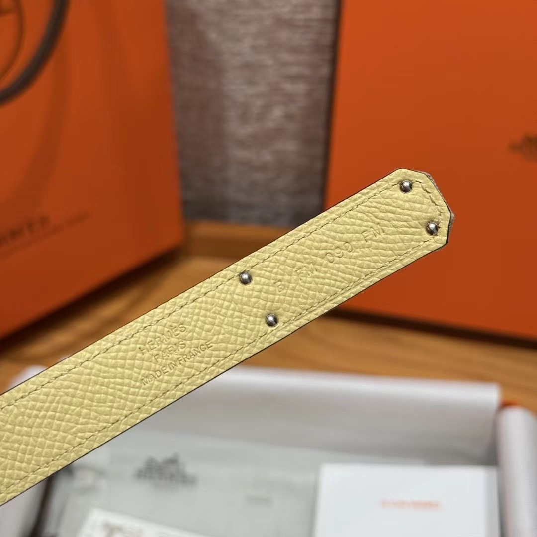 H家新款凯莉腰带Hunter牛皮腰带，搭配镀钯kelly皮带扣，借助巧妙的可调节设计，可以将腰带系于腰间