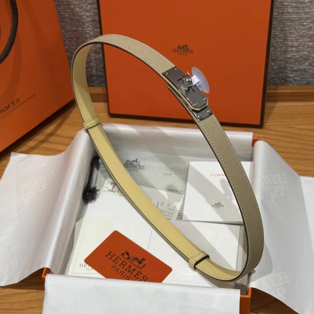 H家新款凯莉腰带Hunter牛皮腰带，搭配镀钯kelly皮带扣，借助巧妙的可调节设计，可以将腰带系于腰间