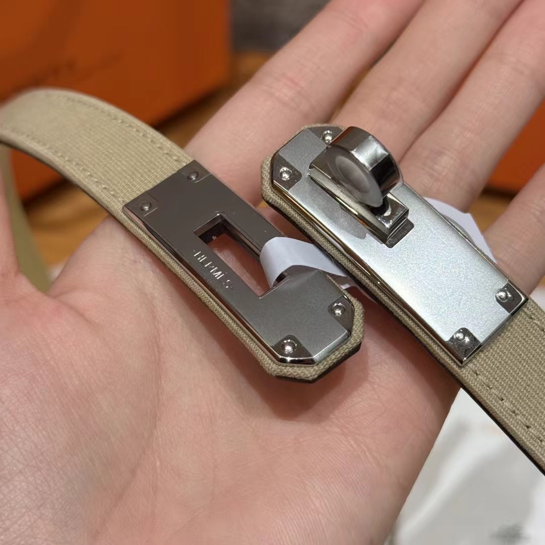 H家新款凯莉腰带Hunter牛皮腰带，搭配镀钯kelly皮带扣，借助巧妙的可调节设计，可以将腰带系于腰间