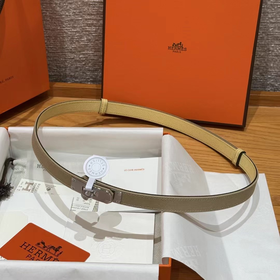 H家新款凯莉腰带Hunter牛皮腰带，搭配镀钯kelly皮带扣，借助巧妙的可调节设计，可以将腰带系于腰间