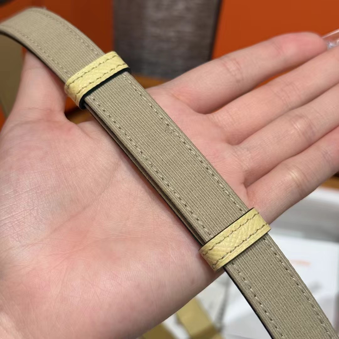 H家新款凯莉腰带Hunter牛皮腰带，搭配镀钯kelly皮带扣，借助巧妙的可调节设计，可以将腰带系于腰间