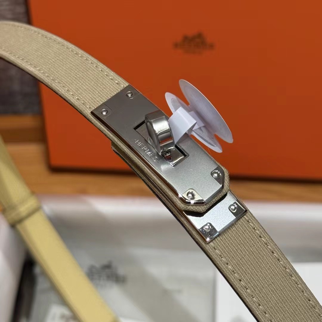 H家新款凯莉腰带Hunter牛皮腰带，搭配镀钯kelly皮带扣，借助巧妙的可调节设计，可以将腰带系于腰间