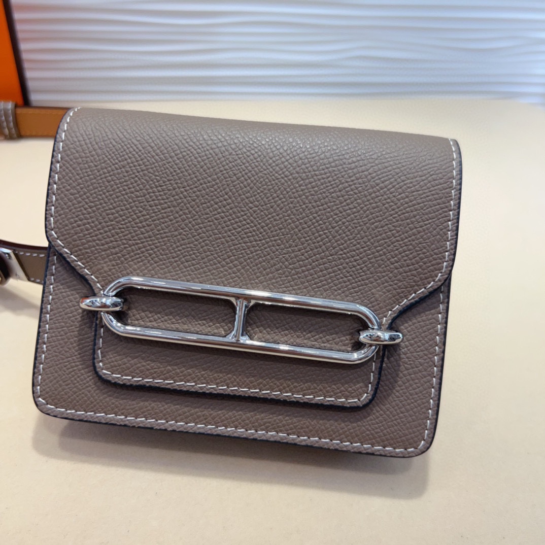 kelly一直是时尚圈的热宠元素，各路达人都很爱！全套标配包装齐全，这货目前市面连个仿货的影子都木有‼️