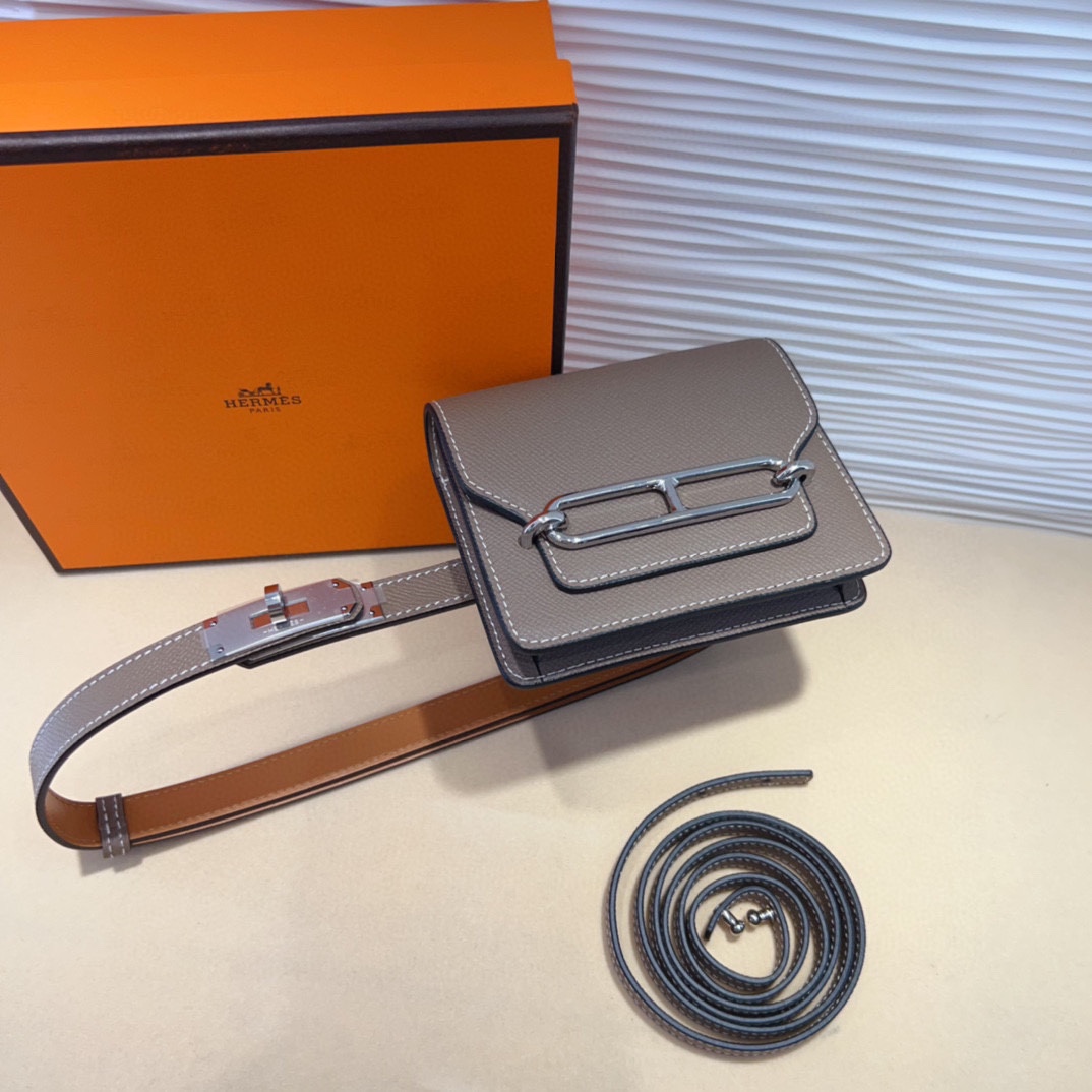 kelly一直是时尚圈的热宠元素，各路达人都很爱！全套标配包装齐全，这货目前市面连个仿货的影子都木有‼️