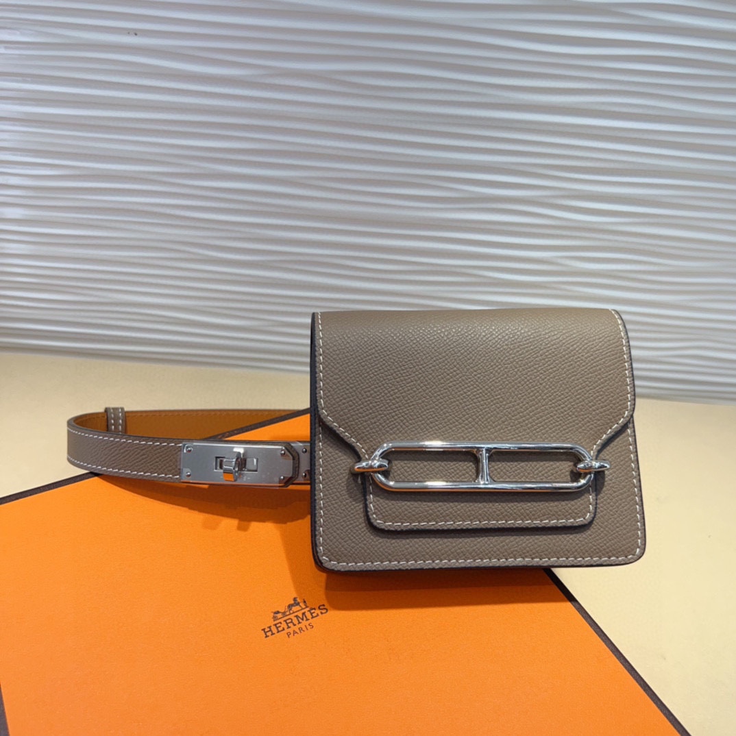 kelly一直是时尚圈的热宠元素，各路达人都很爱！全套标配包装齐全，这货目前市面连个仿货的影子都木有‼️