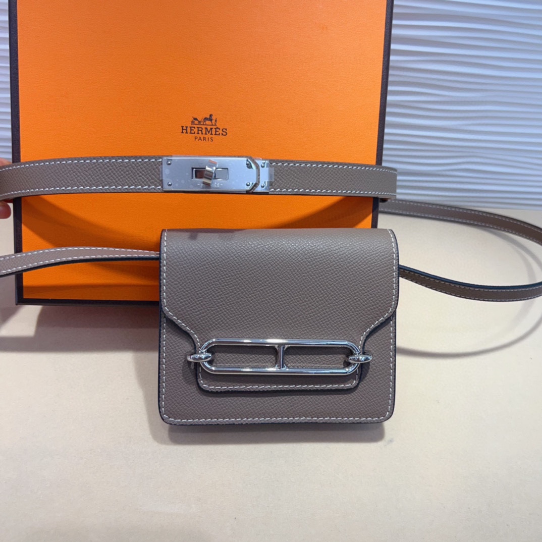 kelly一直是时尚圈的热宠元素，各路达人都很爱！全套标配包装齐全，这货目前市面连个仿货的影子都木有‼️