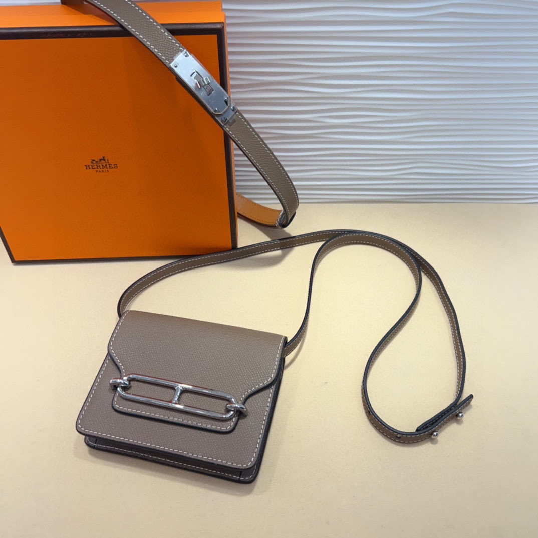 kelly一直是时尚圈的热宠元素，各路达人都很爱！全套标配包装齐全，这货目前市面连个仿货的影子都木有‼️