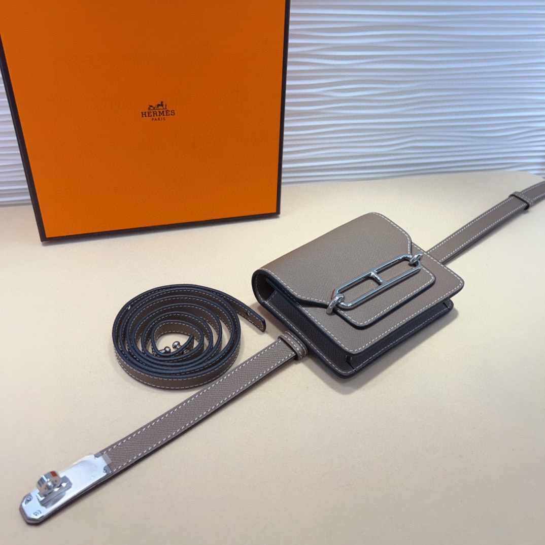 kelly一直是时尚圈的热宠元素，各路达人都很爱！全套标配包装齐全，这货目前市面连个仿货的影子都木有‼️