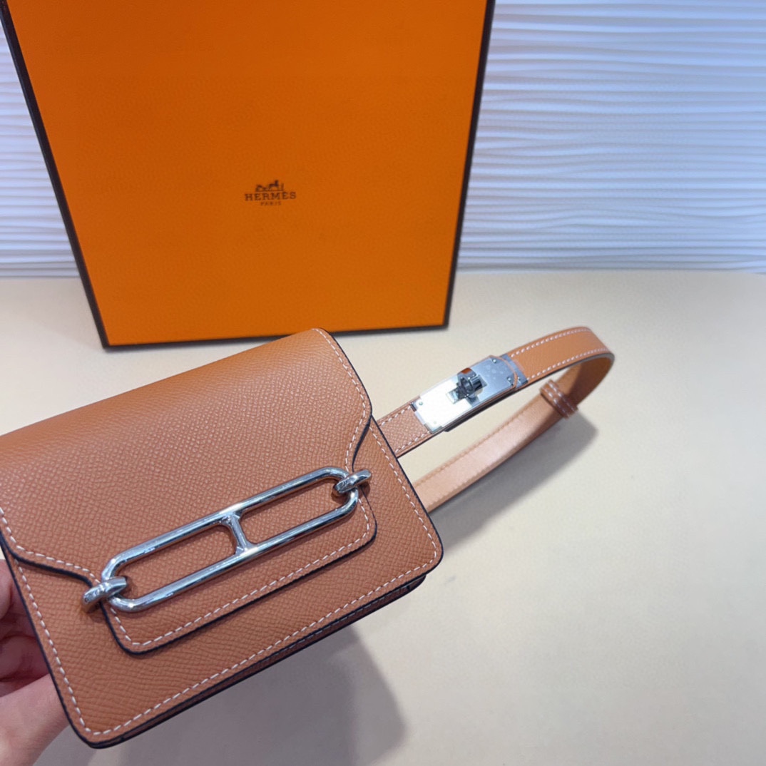 kelly一直是时尚圈的热宠元素，各路达人都很爱！全套标配包装齐全，这货目前市面连个仿货的影子都木有‼️