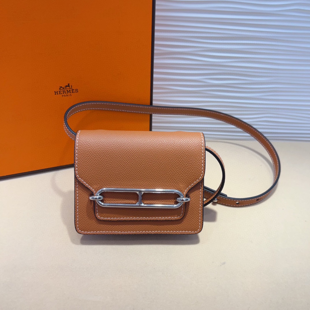 kelly一直是时尚圈的热宠元素，各路达人都很爱！全套标配包装齐全，这货目前市面连个仿货的影子都木有‼️