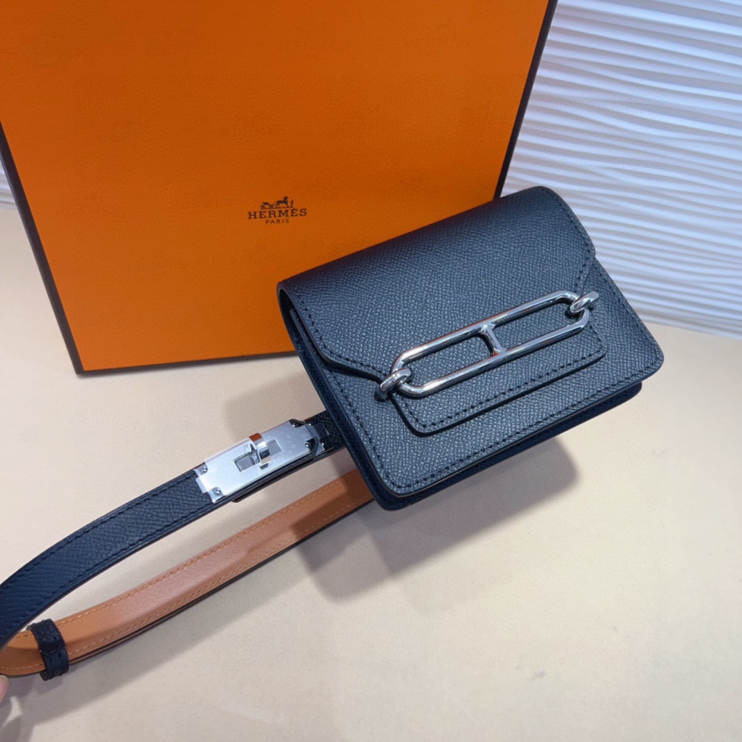 kelly一直是时尚圈的热宠元素，各路达人都很爱！全套标配包装齐全，这货目前市面连个仿货的影子都木有‼️