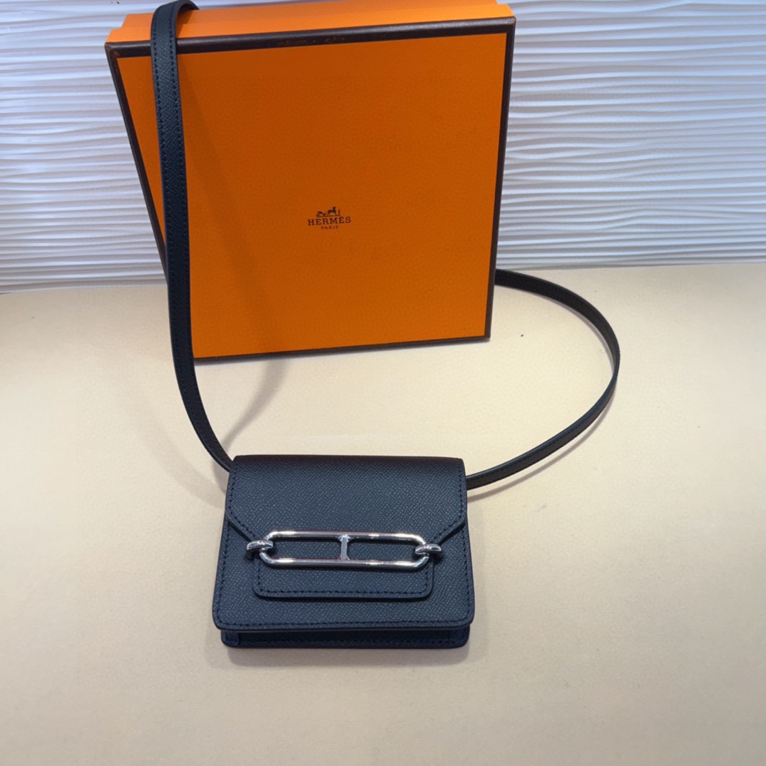 kelly一直是时尚圈的热宠元素，各路达人都很爱！全套标配包装齐全，这货目前市面连个仿货的影子都木有‼️