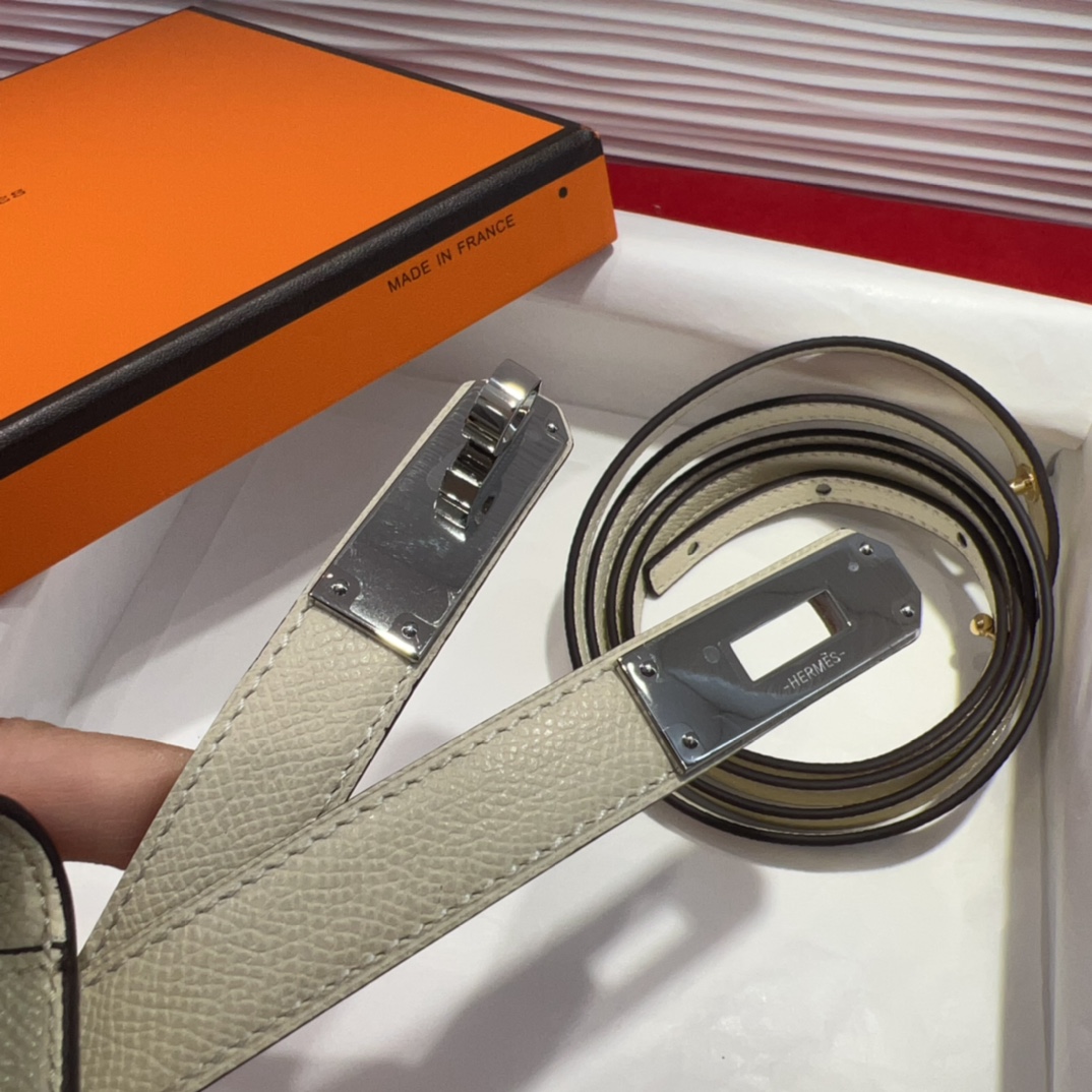 kelly一直是时尚圈的热宠元素，各路达人都很爱！全套标配包装齐全，这货目前市面连个仿货的影子都木有‼️