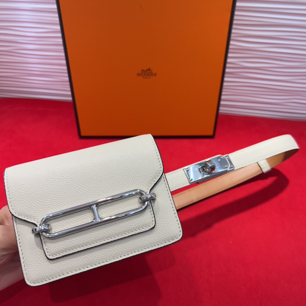 kelly一直是时尚圈的热宠元素，各路达人都很爱！全套标配包装齐全，这货目前市面连个仿货的影子都木有‼️