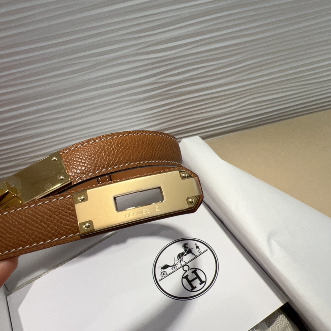 kelly一直是时尚圈的热宠元素，各路达人都很爱！全套标配包装齐全，这货目前市面连个仿货的影子都木有‼️