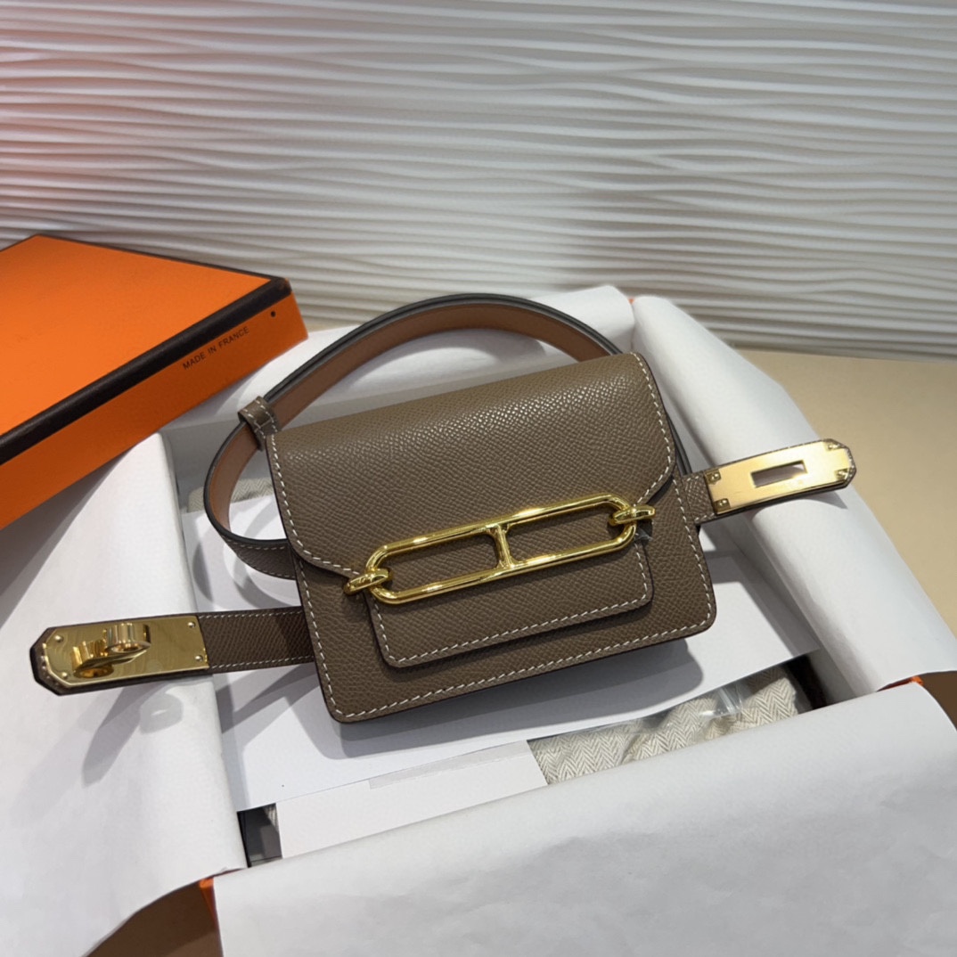 kelly一直是时尚圈的热宠元素，各路达人都很爱！全套标配包装齐全，这货目前市面连个仿货的影子都木有‼️