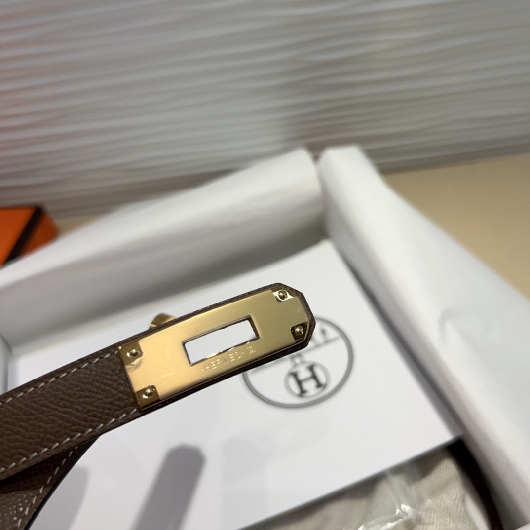 kelly一直是时尚圈的热宠元素，各路达人都很爱！全套标配包装齐全，这货目前市面连个仿货的影子都木有‼️