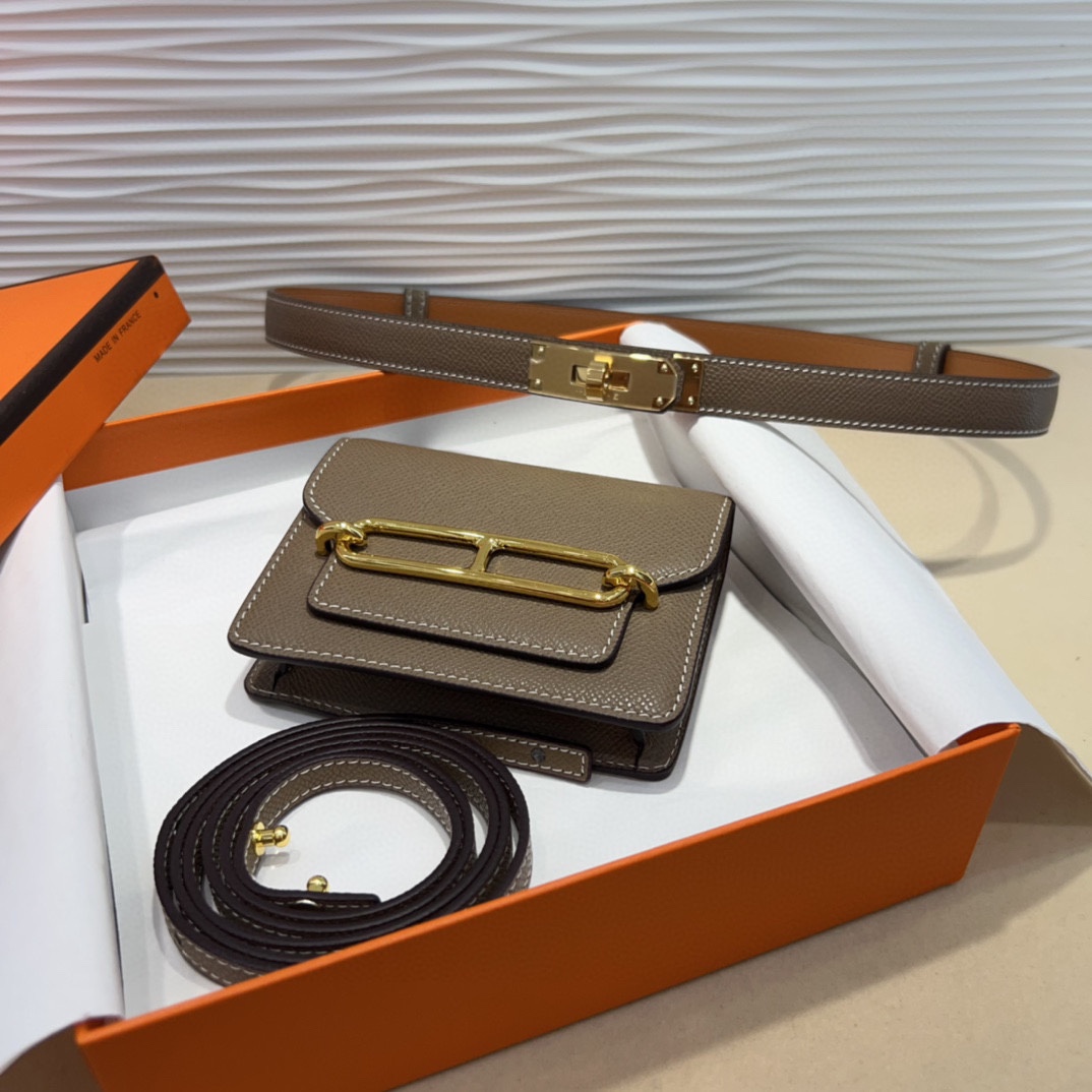 kelly一直是时尚圈的热宠元素，各路达人都很爱！全套标配包装齐全，这货目前市面连个仿货的影子都木有‼️