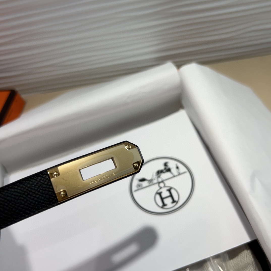 kelly一直是时尚圈的热宠元素，各路达人都很爱！全套标配包装齐全，这货目前市面连个仿货的影子都木有‼️