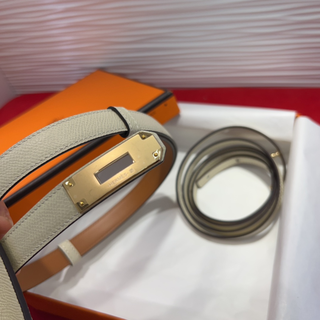 kelly一直是时尚圈的热宠元素，各路达人都很爱！全套标配包装齐全，这货目前市面连个仿货的影子都木有‼️