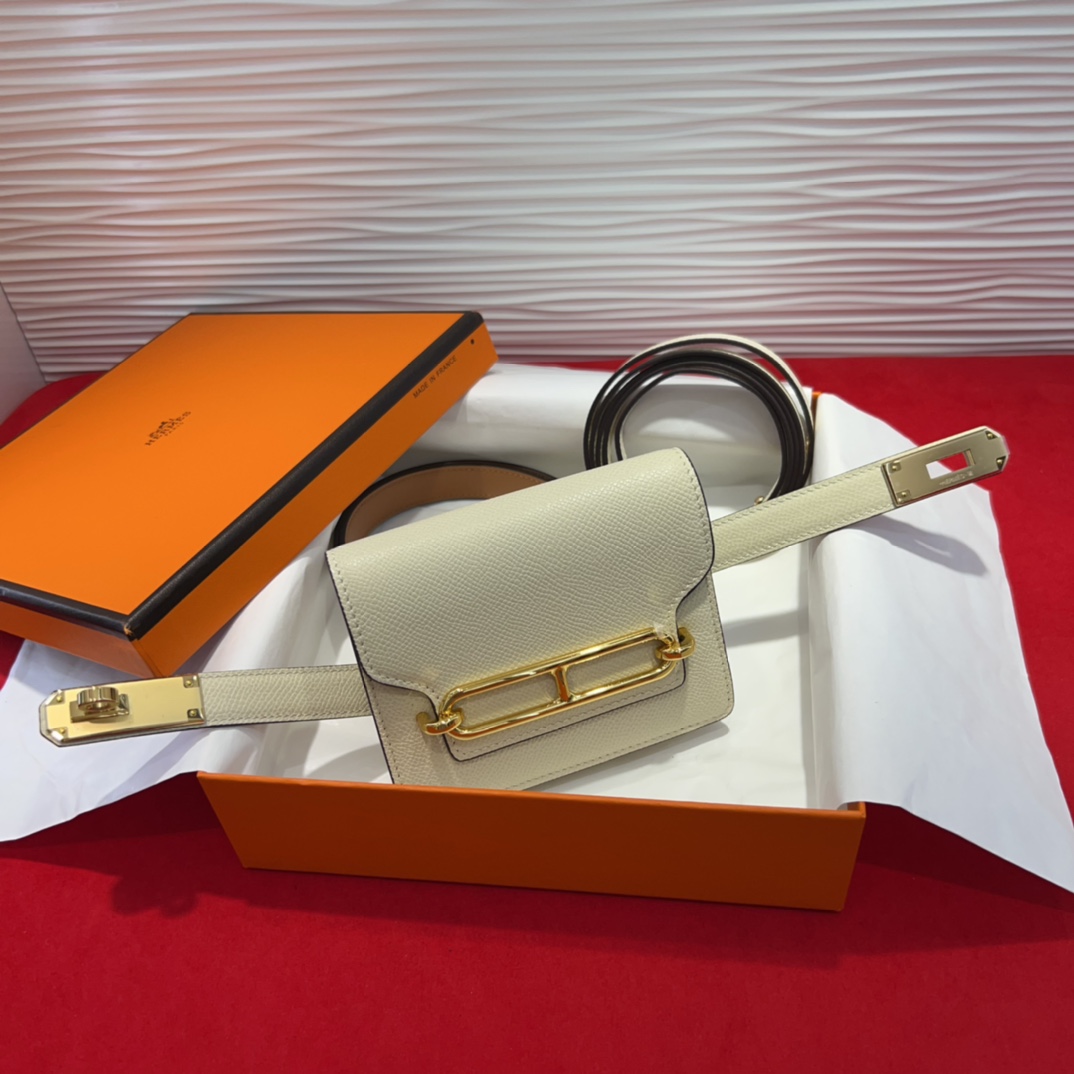 kelly一直是时尚圈的热宠元素，各路达人都很爱！全套标配包装齐全，这货目前市面连个仿货的影子都木有‼️