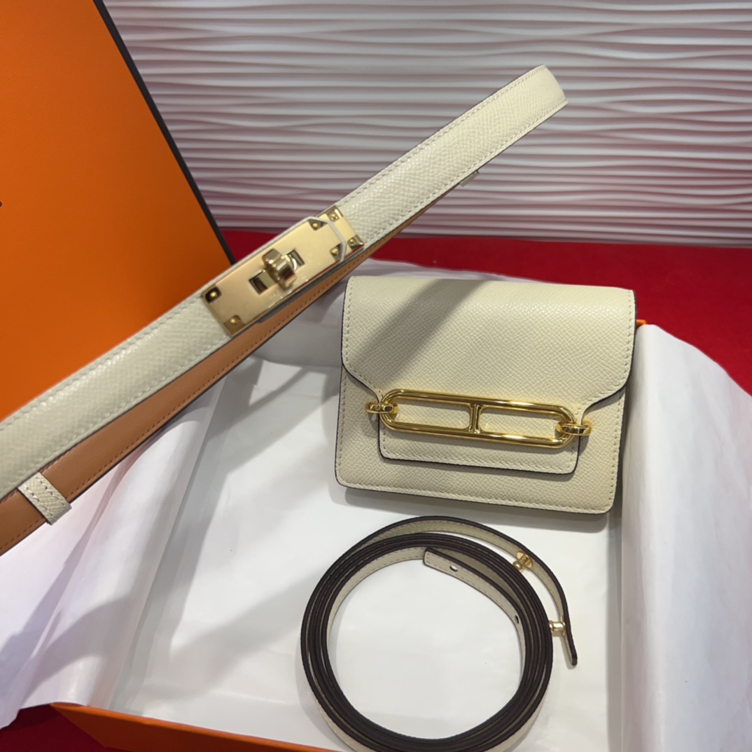 kelly一直是时尚圈的热宠元素，各路达人都很爱！全套标配包装齐全，这货目前市面连个仿货的影子都木有‼️