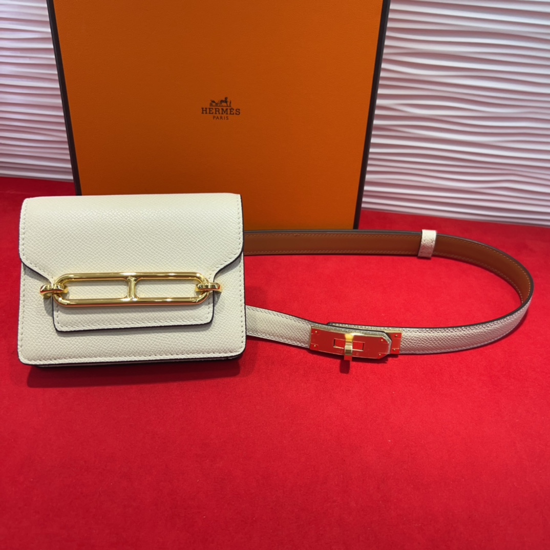 kelly一直是时尚圈的热宠元素，各路达人都很爱！全套标配包装齐全，这货目前市面连个仿货的影子都木有‼️