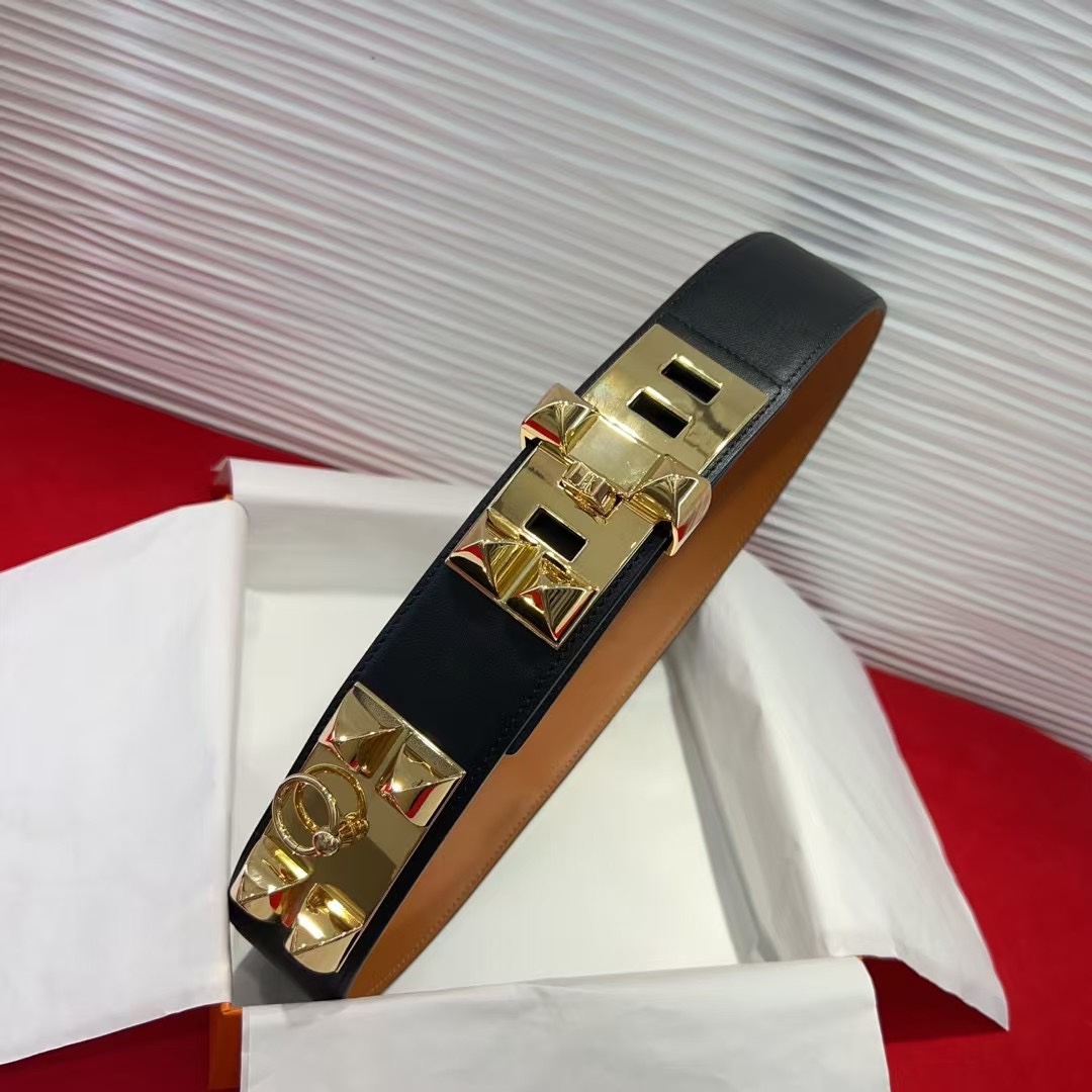  牛皮平纹腰带，搭配镀金黄铜皮带扣，便于调节松紧度。
宽度：4.5cm 码数75、80、85、90、95